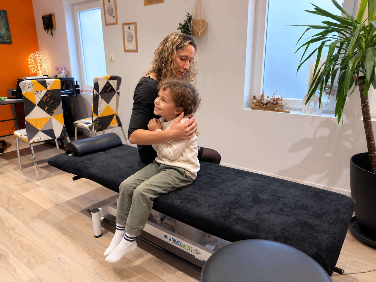 Noëline Petit, ostéopathe à Feignies, accompagnant un enfant